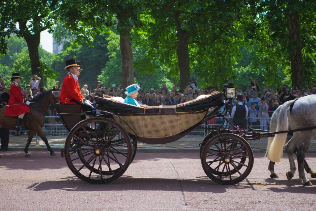 Koningin Elizabeth II in een rijtuig