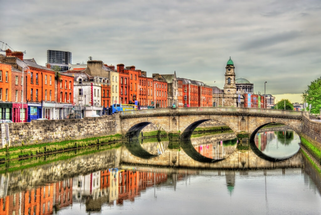 Вид на мост Меллоуз в Дублине - Ирландия